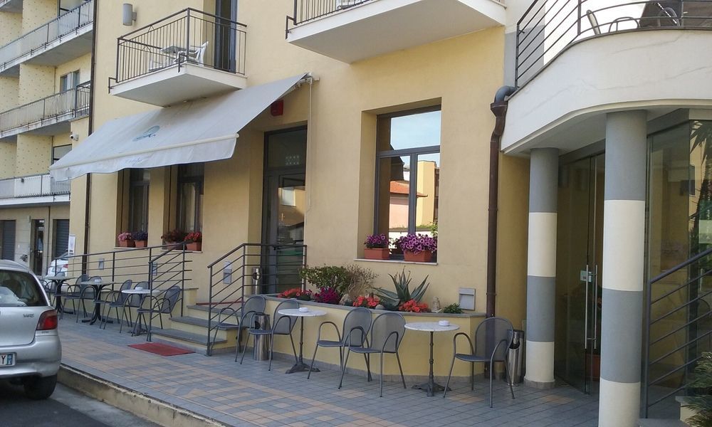 Hotel Europa San Bartolomeo Al Mare Exterior photo