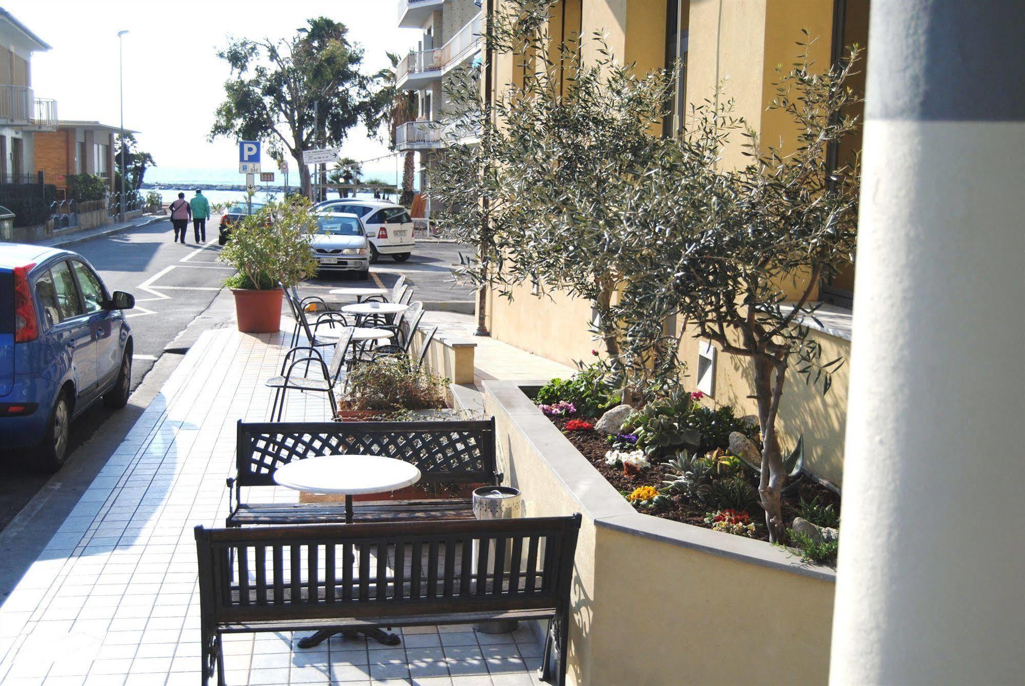 Hotel Europa San Bartolomeo Al Mare Exterior photo